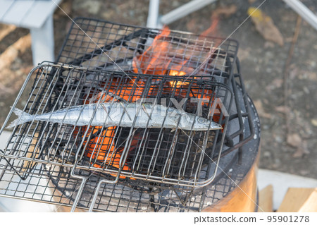 [Salt-grilled raw saury at the auto campsite] 95901278