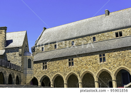 Medieval castle in the town of Vitre, France Medieval castle in the town of Vitre, France 95901856