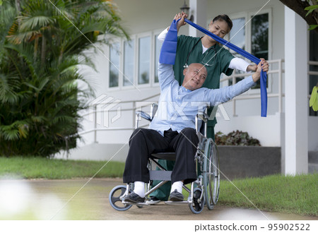 Female medical staff caring for the elderly in nursing homes. 95902522