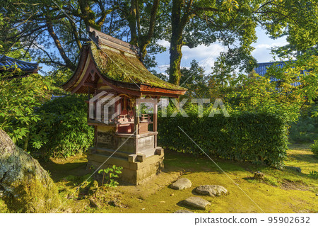 Kariniteibo Shrine (Toshodaiji Temple) surrounded by greenery 95902632