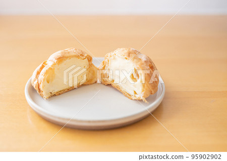 Puff cut into half 95902902