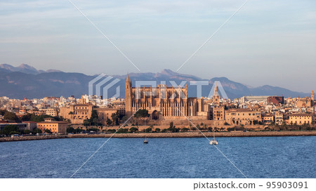 Catedral-Basilica de Santa Maria de Mallorca in Palma, Spain. 95903091