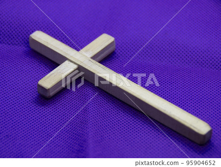 Wooden Cross on purple cover background representing Good Friday, Lent Season and Holy Week concept. 95904652
