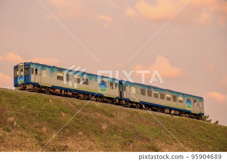 Kiha 110 series sightseeing limited express HIGH RAIL 1375 running on the Kobuchizawa Embankment on the Koumi Line Kiha 110 series sightseeing limited express HIGH RAIL 1375 running on the Kobuchizawa Embankment on the Koumi Line 95904689