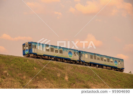 Kiha 110系列觀光特快HIGH RAIL 1375在小海線小淵澤堤岸上運行 95904690