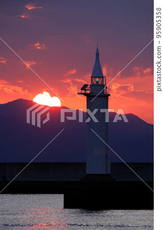 Sunset and lighthouse 95905358