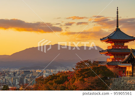 Kiyomizu three-storied pagoda bathed in the setting sun Kiyomizu three-storied pagoda bathed in the setting sun 95905561