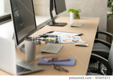 Business items spread out on the office desk 95905872