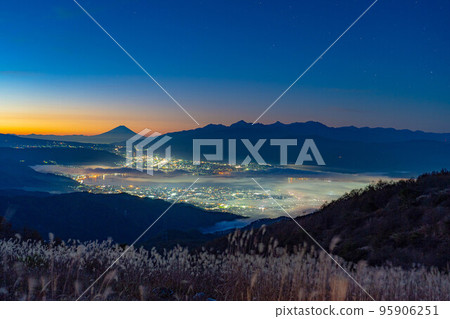 【富士山素材】黎明時分的富士山和秋天從高保地高原看到的諏訪湖雲海【長野縣】 95906251