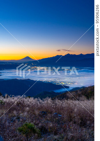 【富士山素材】黎明時分的富士山和秋天從高保地高原看到的諏訪湖雲海【長野縣】 【富士山素材】黎明時分的富士山和秋天從高保地高原看到的諏訪湖雲海【長野縣】 95906266