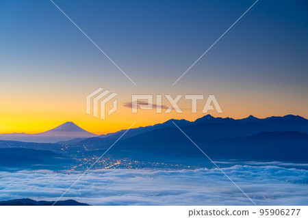 [Mt. Fuji material] Mt. Fuji at dawn and the sea of clouds of Lake Suwa seen from Takabocchi Highland in autumn [Nagano Prefecture] 95906277