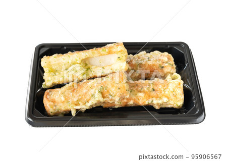盤子裡的油炸竹輪 95906567