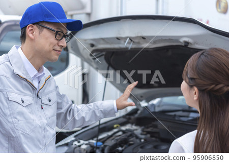 Auto mechanic explaining the details of the failure 95906850