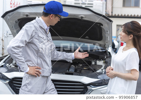 解釋故障細節的汽車修理工 95906857