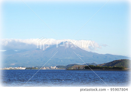 A view of Mt. Daisen illuminated by the gentle afternoon sun across Nakaumi (illustration style) 95907804