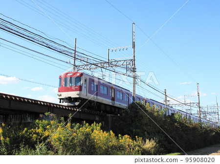 近鐵列車在路堤中間的鐵橋上行駛 近鐵列車在路堤中間的鐵橋上行駛 95908020