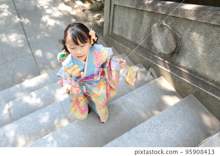 A 7-year-old girl visiting a shrine with Shichigosan 95908413