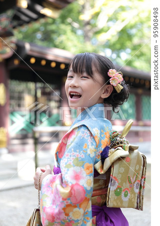 A 7-year-old girl visiting a shrine with Shichigosan 95908498