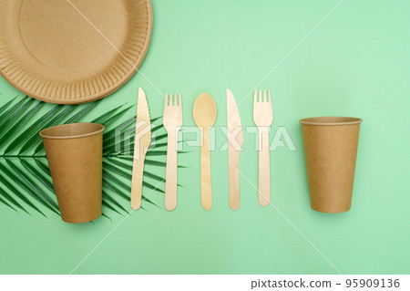 Food packaging and paper bag on green background. Street food paper packaging. Mockup, flat lay 95909136