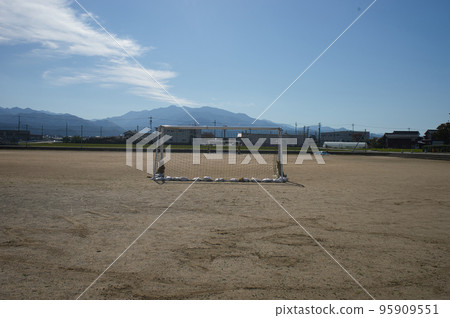 北阿爾卑斯山的 Shiroumadake 和小學操場上的足球球門 95909551