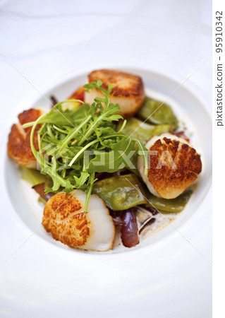 Cooking Saint Jacques scallops and sauce Cooking Saint Jacques scallops and sauce 95910342