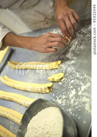 Working in a pastry shop 95910344