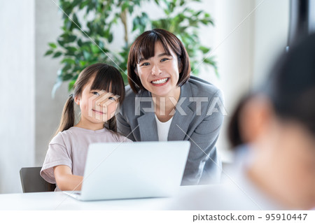 An elementary school student in an IT class. An elementary school student in an IT class. 95910447