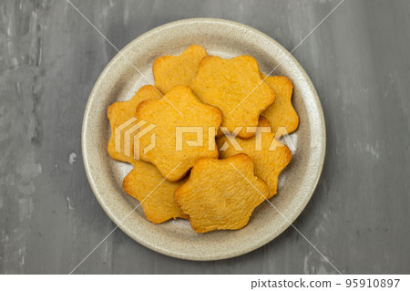 butter cookies isolated on light brown plate butter cookies isolated on light brown plate 95910897