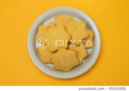 butter cookies isolated on light brown plate butter cookies isolated on light brown plate 95910898