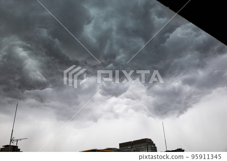城市的秋天天空/天空有可能產生龍捲風的暴風雨雲、避雷針和建築物(東京都千代田區) 城市的秋天天空/天空有可能產生龍捲風的暴風雨雲、避雷針和建築物(東京都千代田區) 95911345