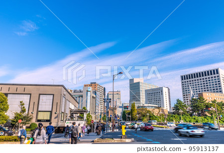 日本東京城市景觀，俯瞰四谷站和站前街道 95913137