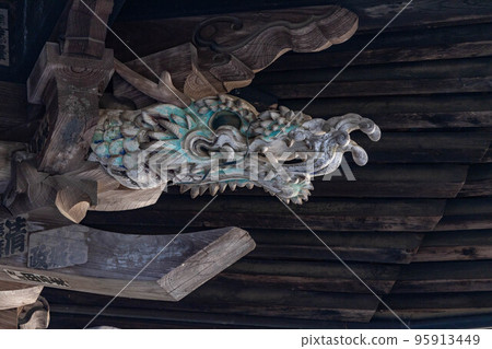 廟簷下裝飾的龍臉 廟簷下裝飾的龍臉 95913449