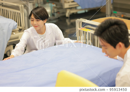 準備床的男女護士 1 95913450