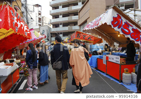 The fun of the festival is to choose your favorite stalls and eat while walking, everyone seems to have fun 95914316