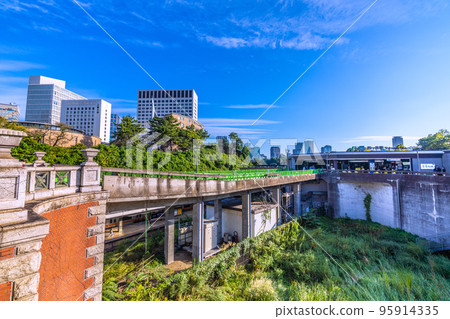 日本東京街景 四谷站(赤坂口)和上智大學等街景 日本東京街景 四谷站(赤坂口)和上智大學等街景 95914335