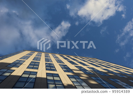 從下面仰望藍天、白雲和摩天大樓的天空風景 95914389