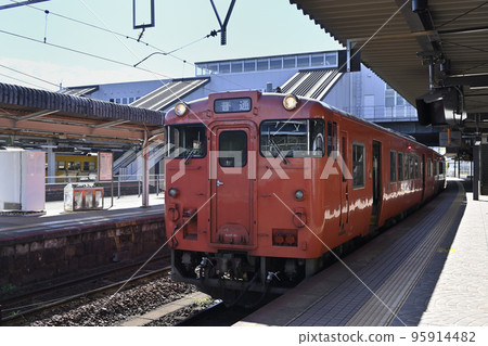Diesel car on the Yamaguchi Line 95914482