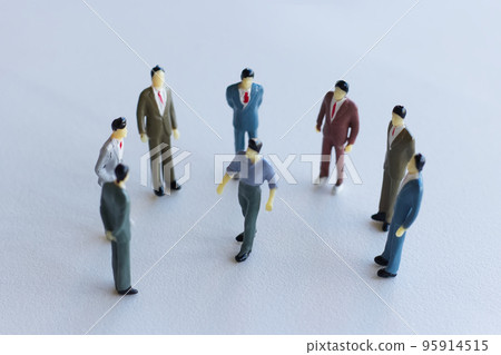 Businessman surrounded by colleagues (miniature) Businessman surrounded by colleagues (miniature) 95914515