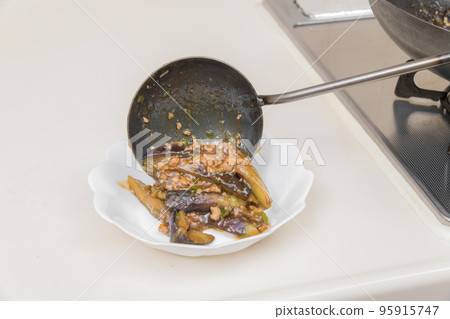 [Make mapo eggplant, complete by serving on a plate] 95915747
