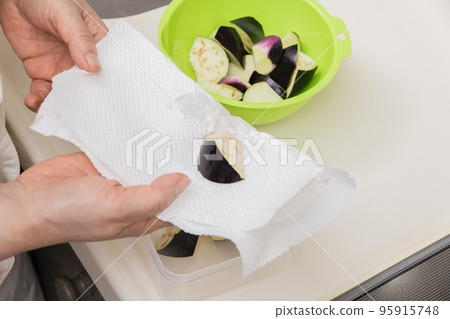 【中年主婦將切好的茄子撈出水分】 95915748