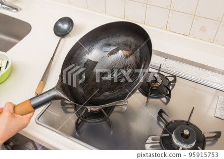[Make mapo eggplant, soak the oil in a wok] 95915753