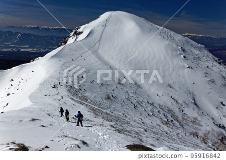 Climbers heading for Mt. Nishitengu, the Yatsugatake mountain range in winter Climbers heading for Mt. Nishitengu, the Yatsugatake mountain range in winter 95916842
