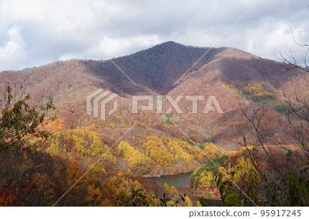 從萬代妻湖線秋葉眺望盤後妻山脈和小野川湖 從萬代妻湖線秋葉眺望盤後妻山脈和小野川湖 95917245