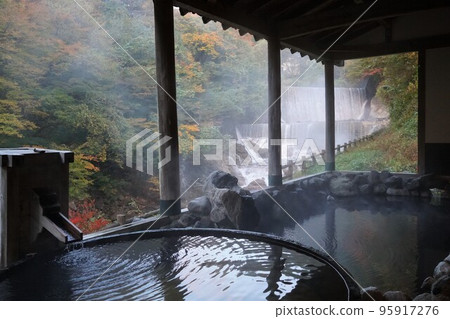 Tsuchiyu Onsen open-air bath scenery of autumn leaves 95917276