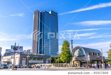 日本東京市容 從“四谷站前”十字路口觀看四谷站（麴町口）和科摩四谷塔等城市景觀 95917800