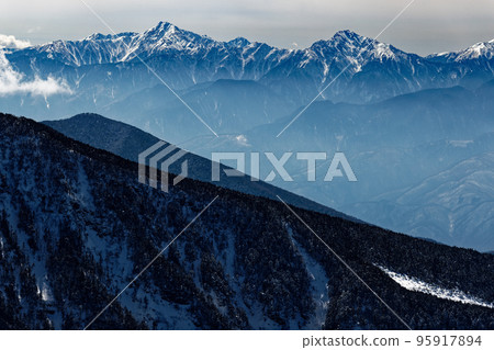 Southern Alps Kitadake and Kaikomagatake viewed from Yatsugatake mountain range Nishitengudake in winter Southern Alps Kitadake and Kaikomagatake viewed from Yatsugatake mountain range Nishitengudake in winter 95917894