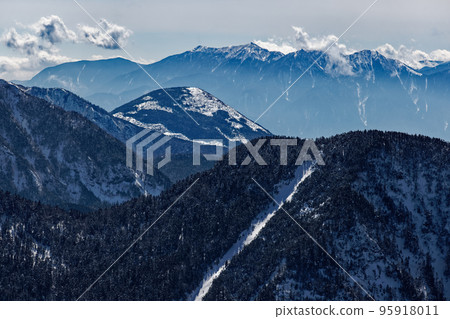 Mt.Amikasa and the Southern Alps, Houou Sanzan seen from Mt.Nishi Tengu in the Yatsugatake Mountains in winter 95918011