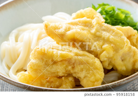 Close-up of chicken tempura bukkake udon. 95918158