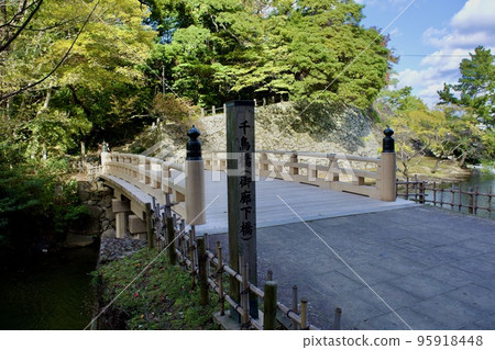 Newly rebuilt Chidori Bridge at Matsue Castle 95918448