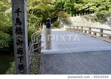 松江城新重建的千鳥橋 95918449
